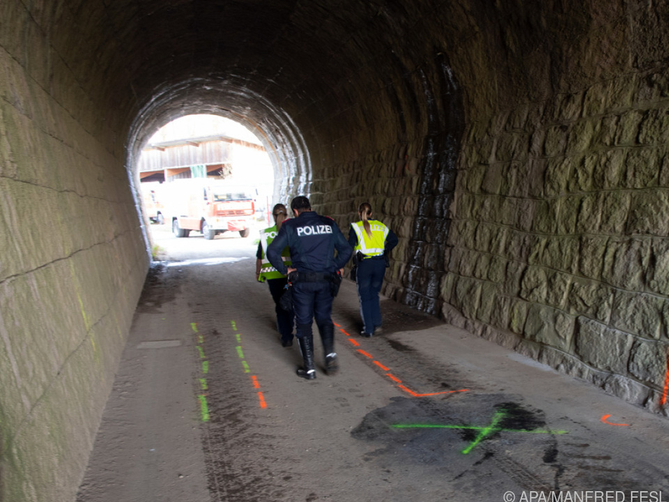 Moped prallte im unbeleuchteten Tunnel gegen einen Traktor