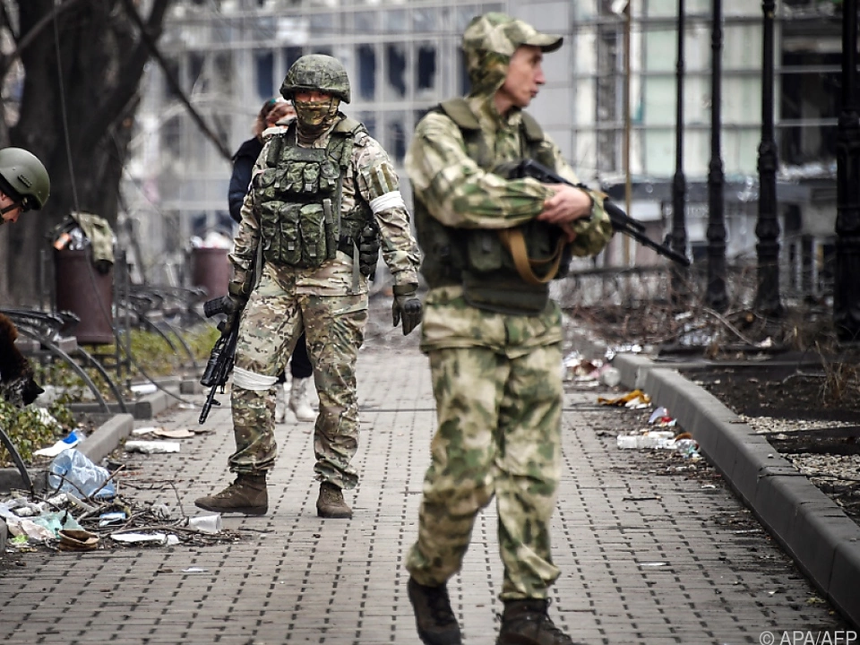 Russische Soldaten durchkämmen die Straßen der Hafenstadt