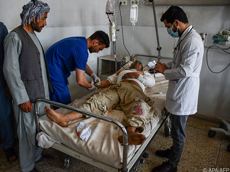 Verletzter wird nach Anschlag in Moschee im Spital versorgt