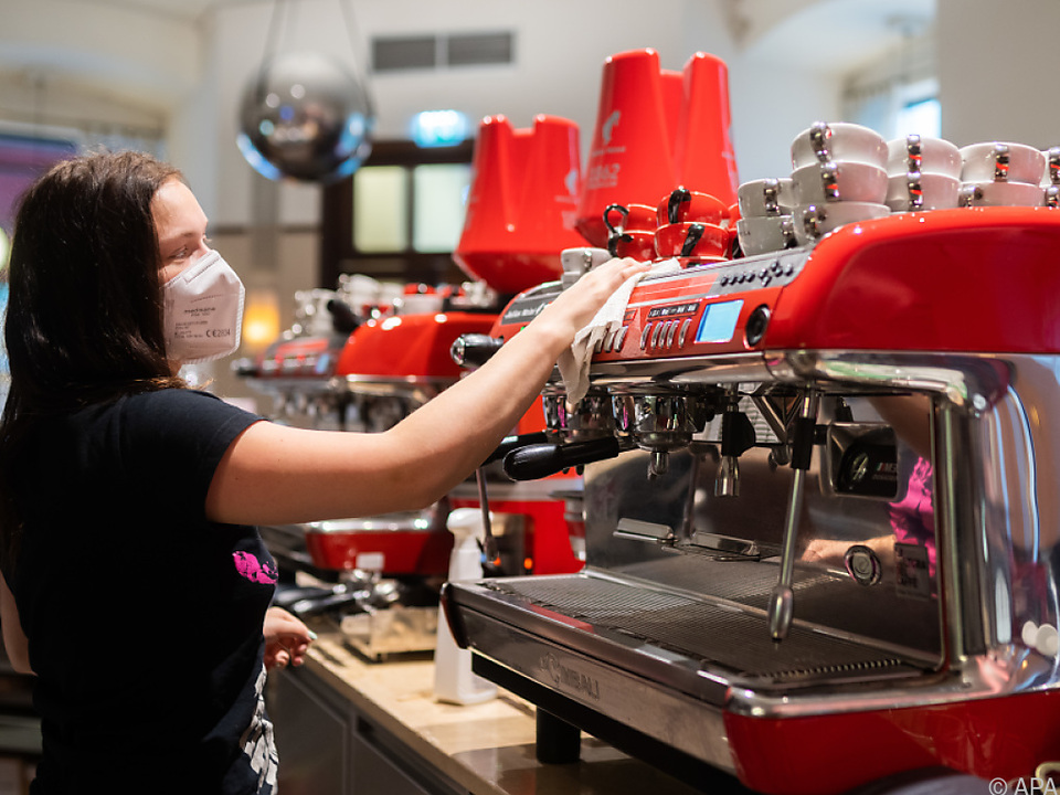 Der Arbeitskräftemangel trifft besonders Gastronomie und Tourismus bar caffee