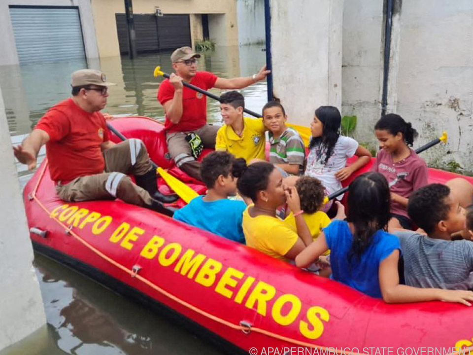 Die Feuerwehr evakuiert Menschen aus überfluteten Teilen von Recife