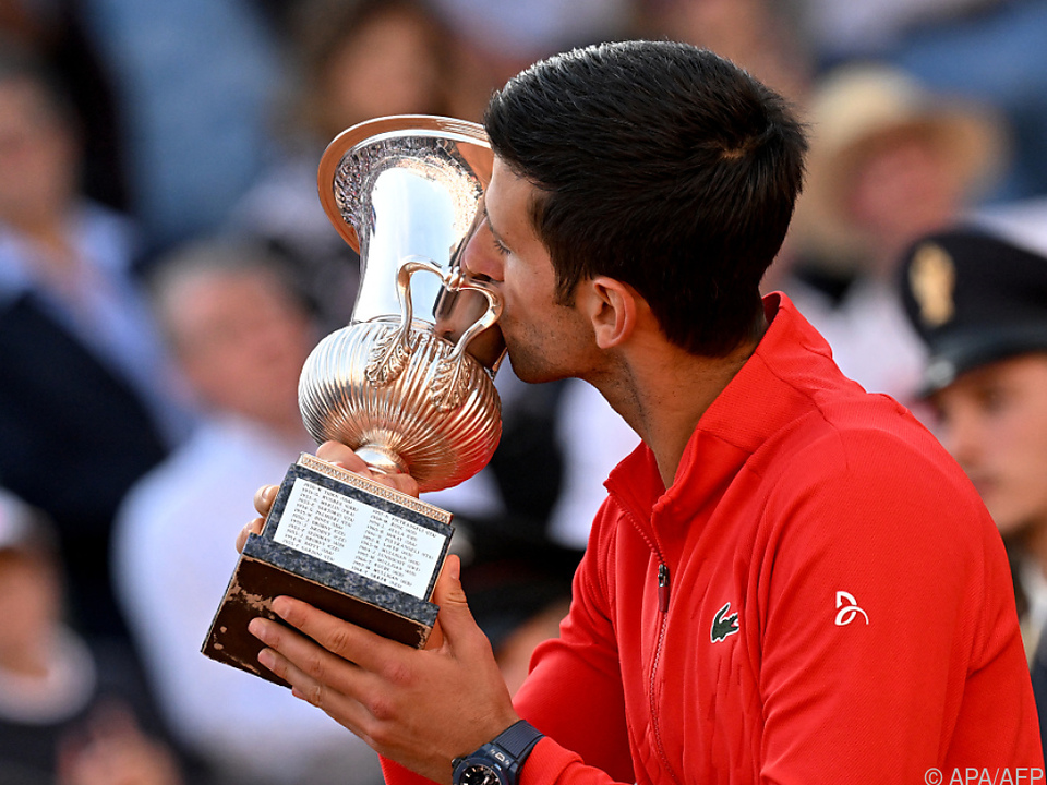 Ein Siegerkuss von Rom-Sieger Djokovic nach seinem ersten Saisontitel