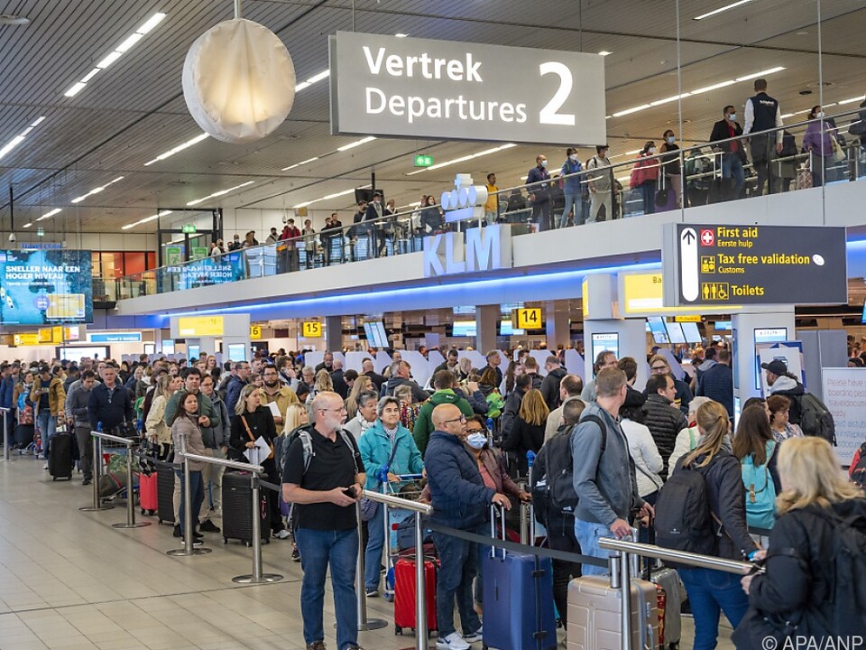 In Amsterdam löste ein Personalmangel beim Check-In Chaos aus