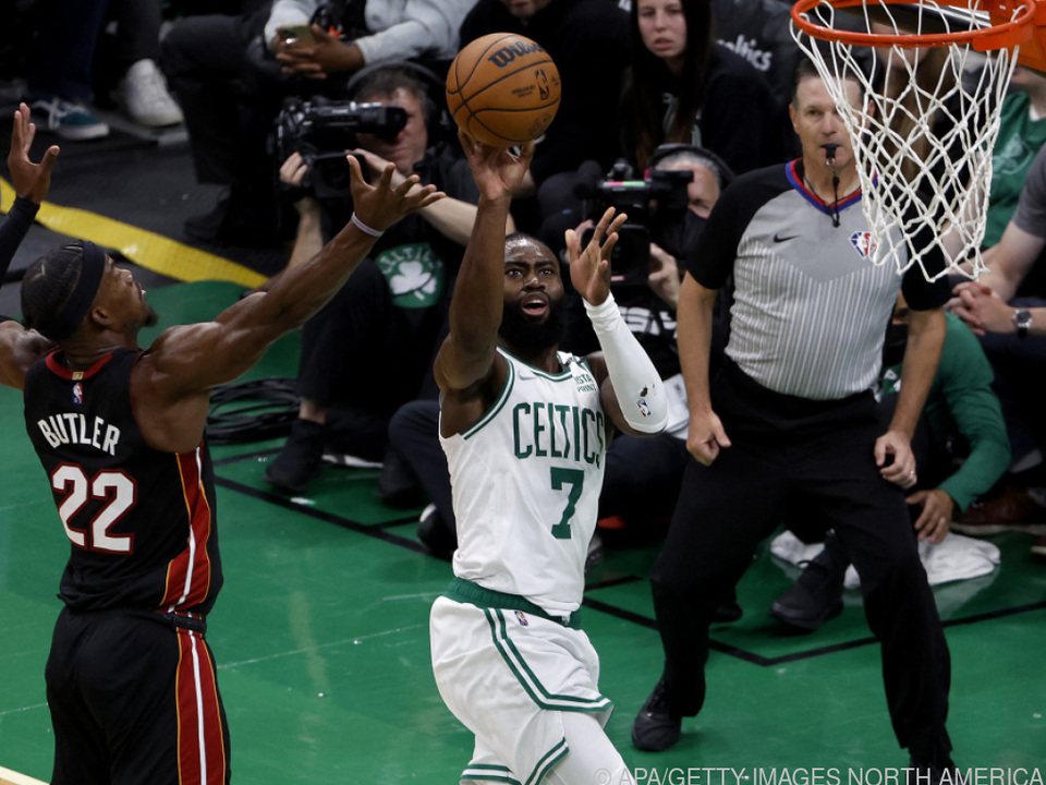 Jaylen Brown (r.) führte die Celtics zum Sieg