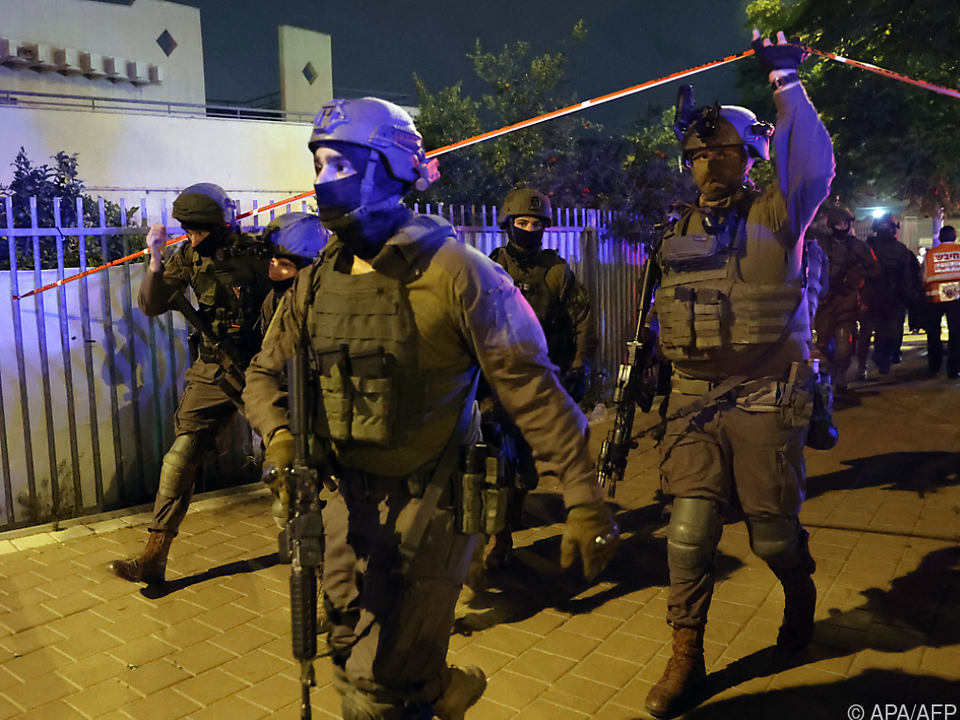 Sicherheitskräfte suchen nach zwei Palästinensern