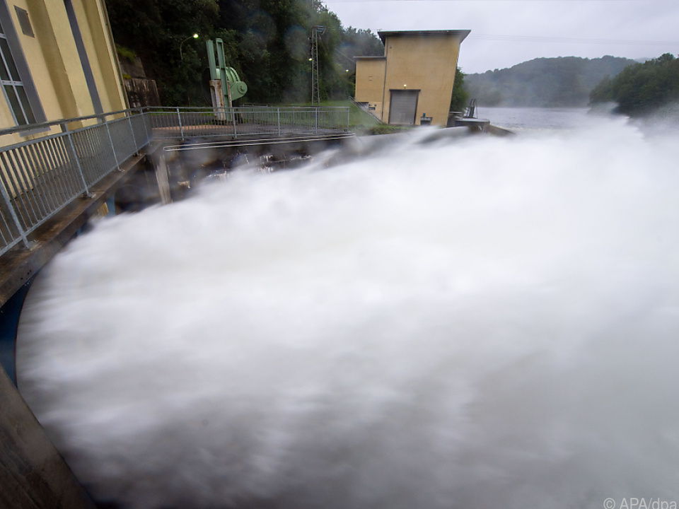 Wasser schießt aus Wasserkraftwerk