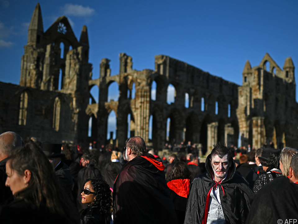 Weltrekordversuch: 1.369 Vampire vor den Ruinen der Abtei Withby