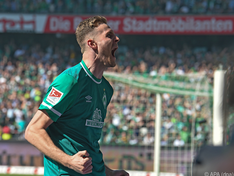 Werders Marvin Duksch bejubelt sein Tor und den Aufstieg