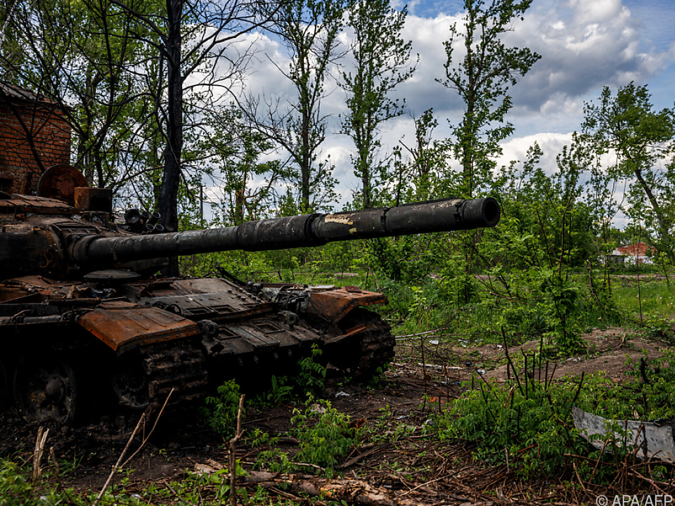 Zerstörter russischer Panzer in der Ukraine