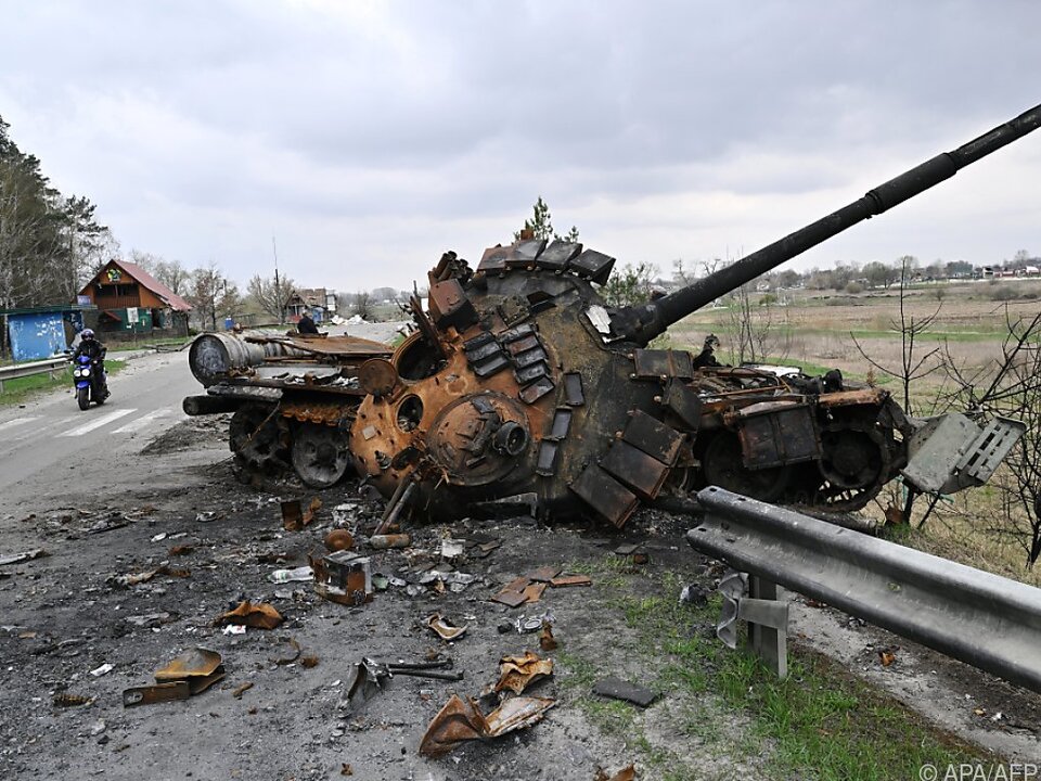 Zerstörter russischer Panzer in der Ukraine