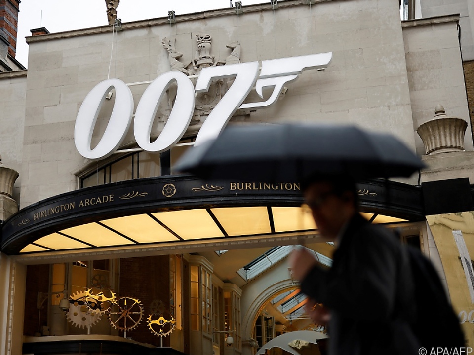 007-Logo in London