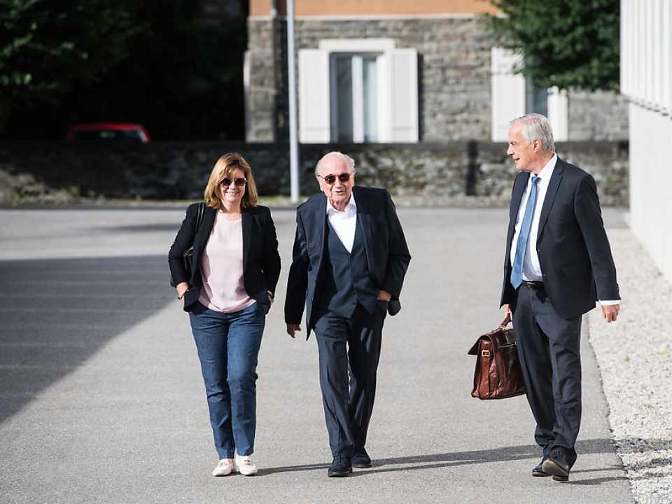 Blatter auf dem Weg zum Gericht