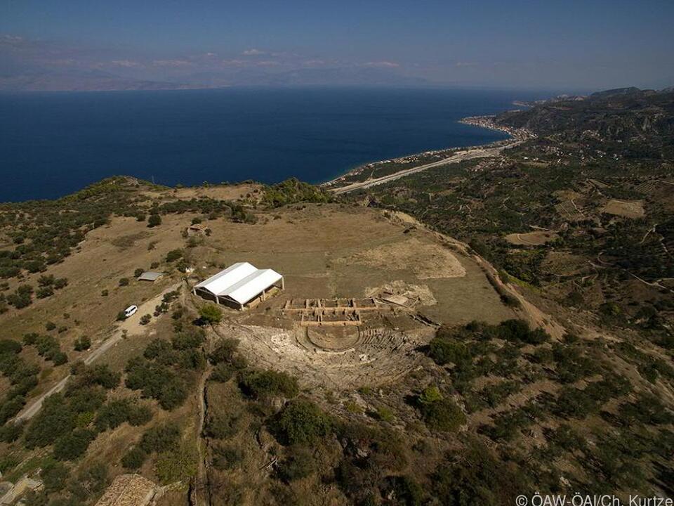 Blick auf die Theaterterrasse von Aigeira über den Korinthischen Golf
