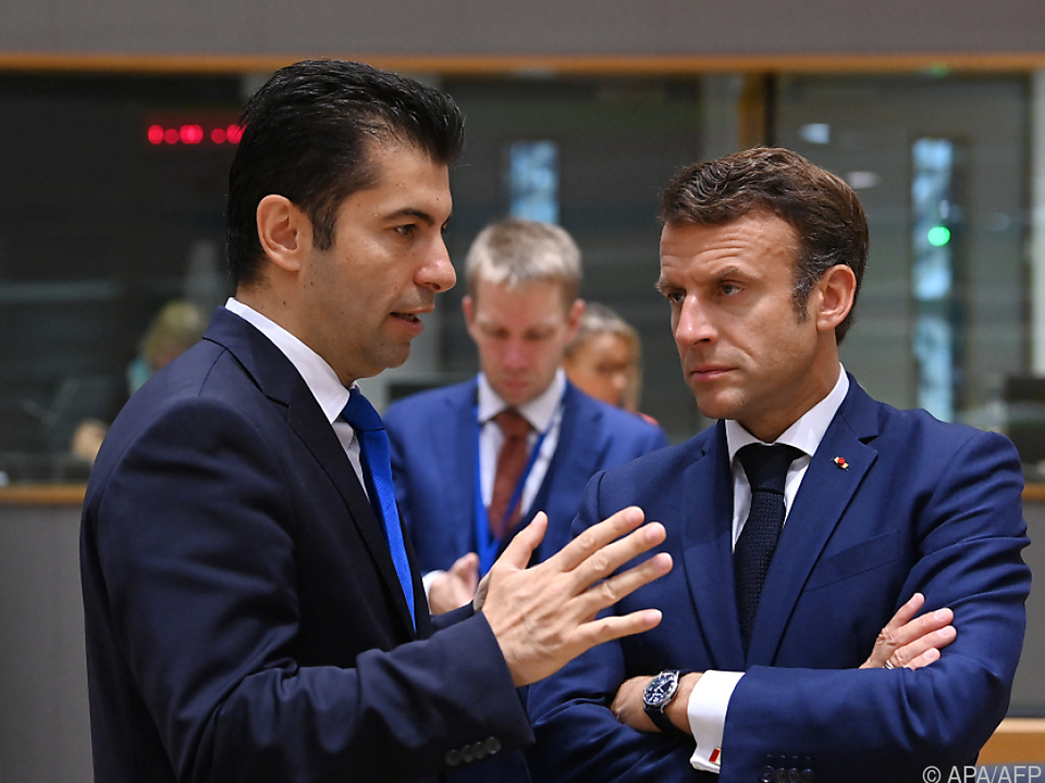 Der unter Druck geratene Petkow und Frankreichs Präsident Macron
