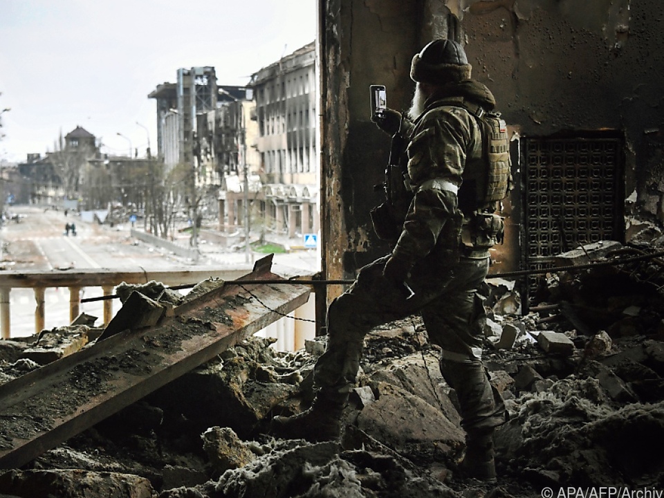 Ein russischer Soldat im zerstörten Theater