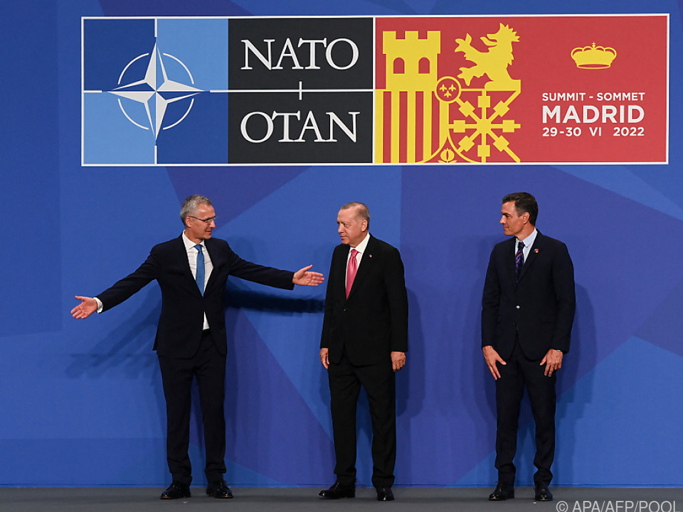 NATO konnte Erdogan (m.) überzeugen, die Blockade aufzugeben