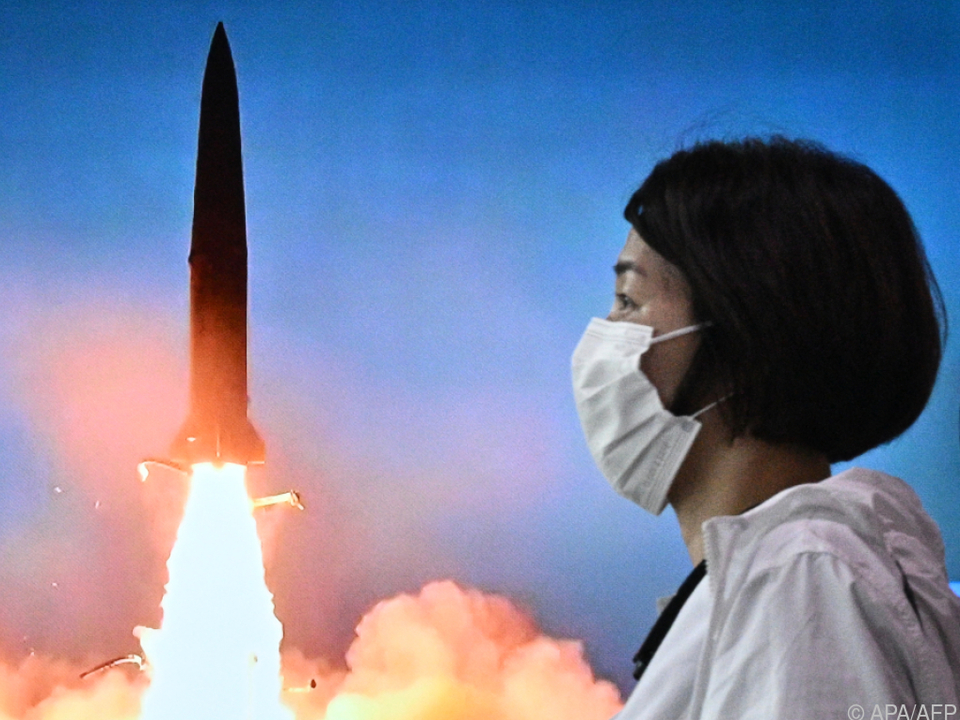 Nordkorea schoss als Erstes Raketen ins Meer