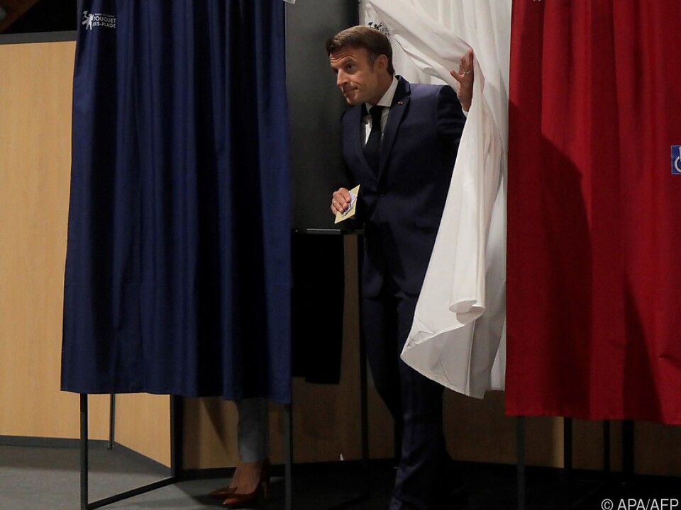 Präsident Emmanuel Macron bei der Stimmabgabe