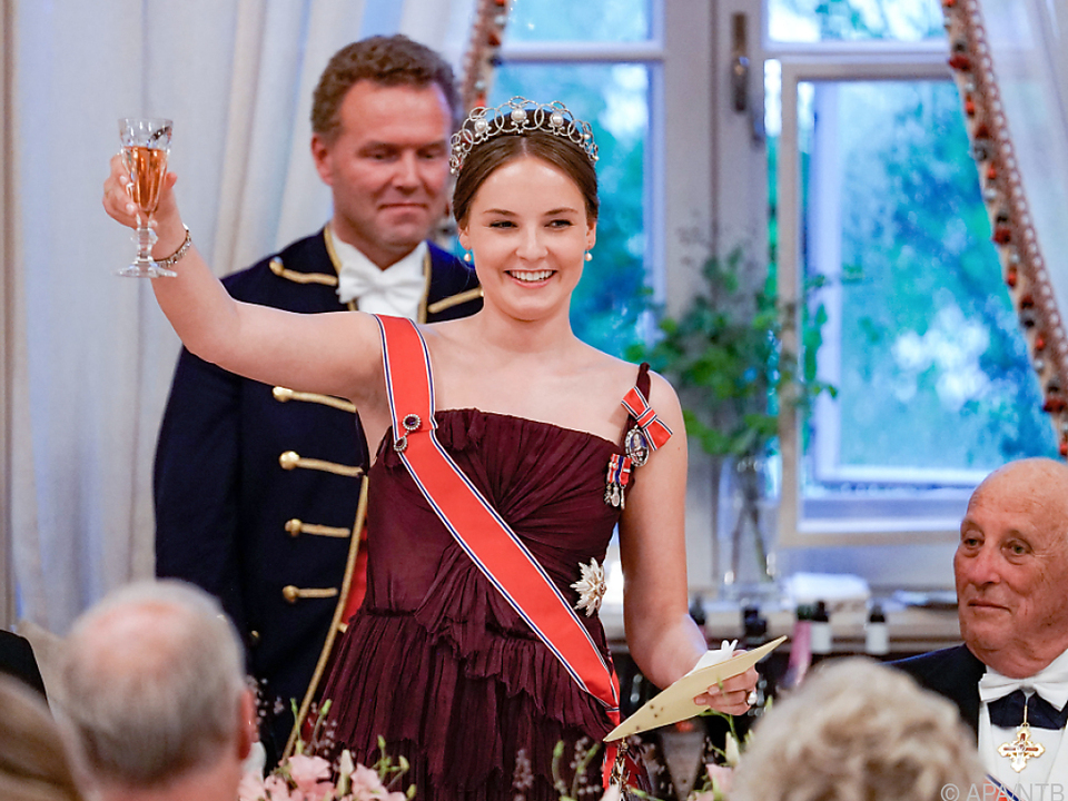 Prinzessin Ingrid erhebt ihr Glas neben Norwegens König Harald V.