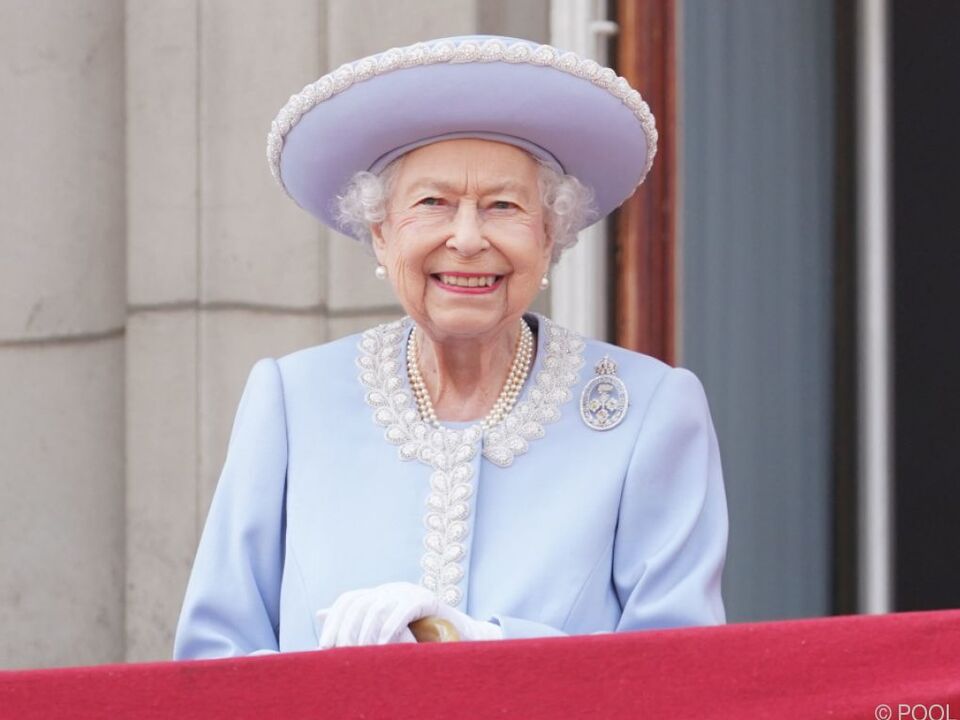 Queen Elizabeth II. sichtlich gut gelaunt