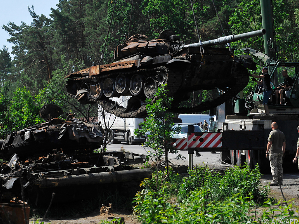 Ukrainische Armee beseitigt zerstörte russische Panzer