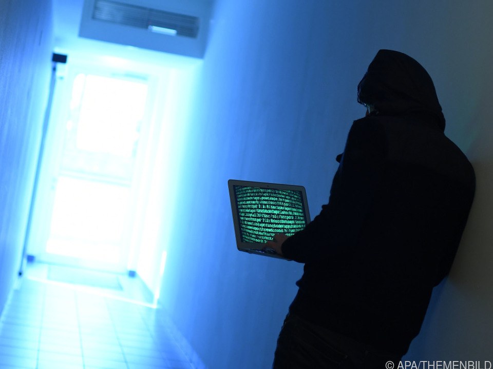 laptop internet hacker sym Vor mehr als drei Wochen war der Angriff bekannt geworden