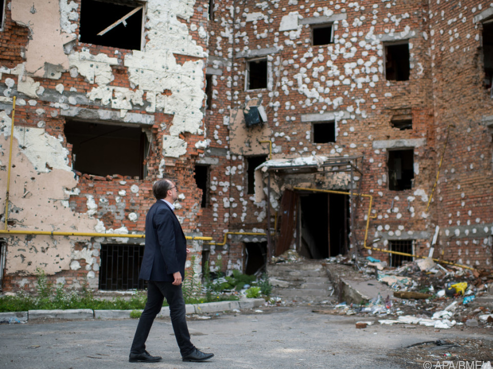 Alexander Schallenberg zwischen den Ruinen in der Ukraine