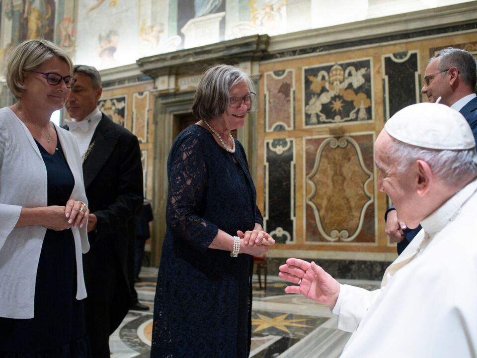 Bild2_Christine von Stefenelli und Sieglinde Aberham Signori (links) beim Papst_Foto © Vatican Media