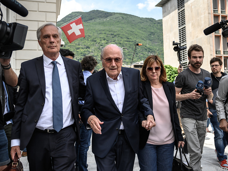 Blatter mit Tochter Corinne und seinem Anwalt beim Gang zum Gericht