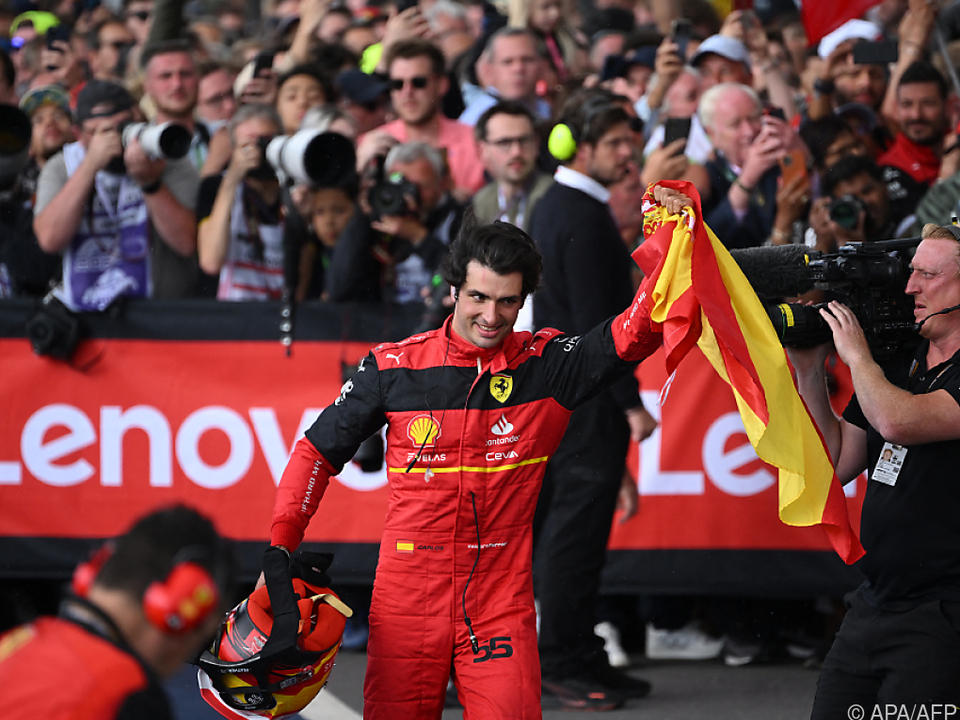 Carlos Sainz jubelte mit der spanischen Flagge