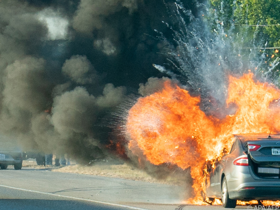 Ein brennender Ford Hybrid - den Insassen passierte zum Glück nichts
