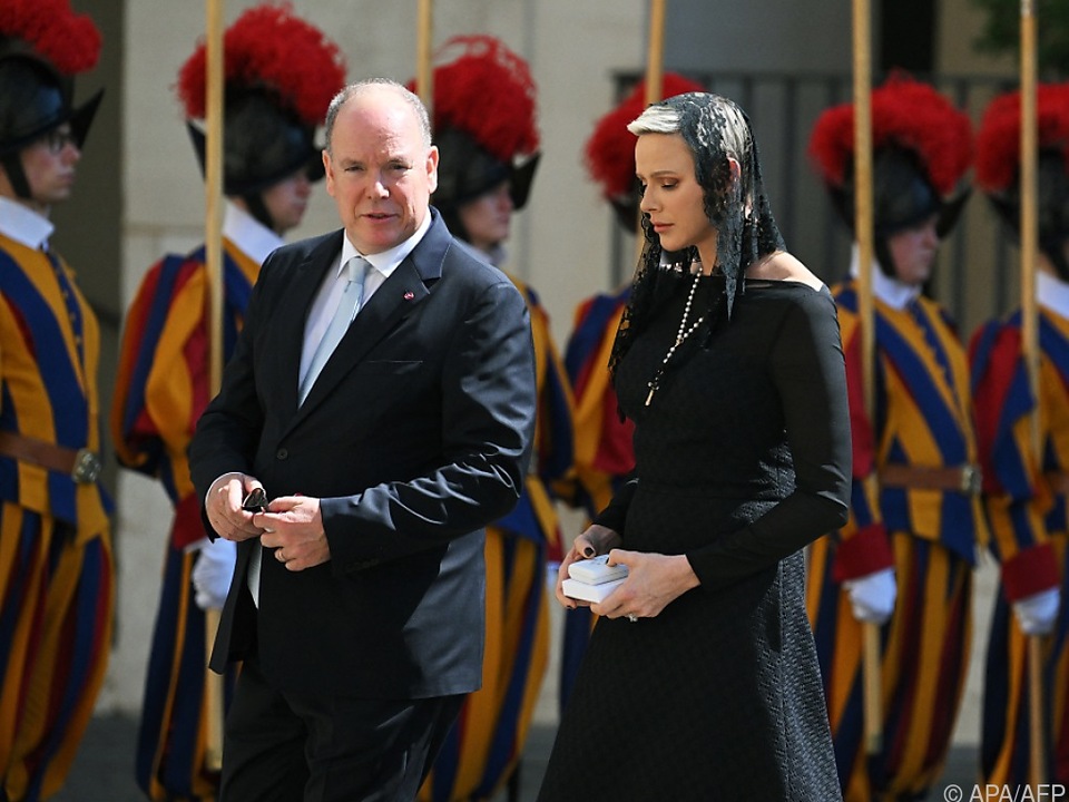 Fürst Albert II. und seine Ehefrau Charlene auf dem Weg zum Papst