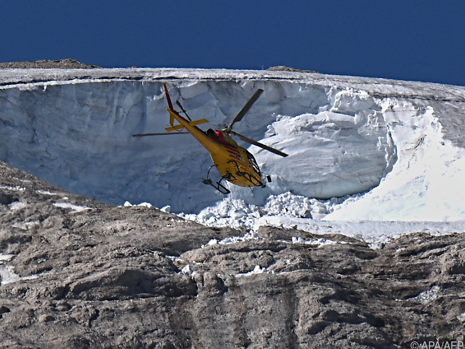 Helikopter am Weg zum Gletscher marmolata