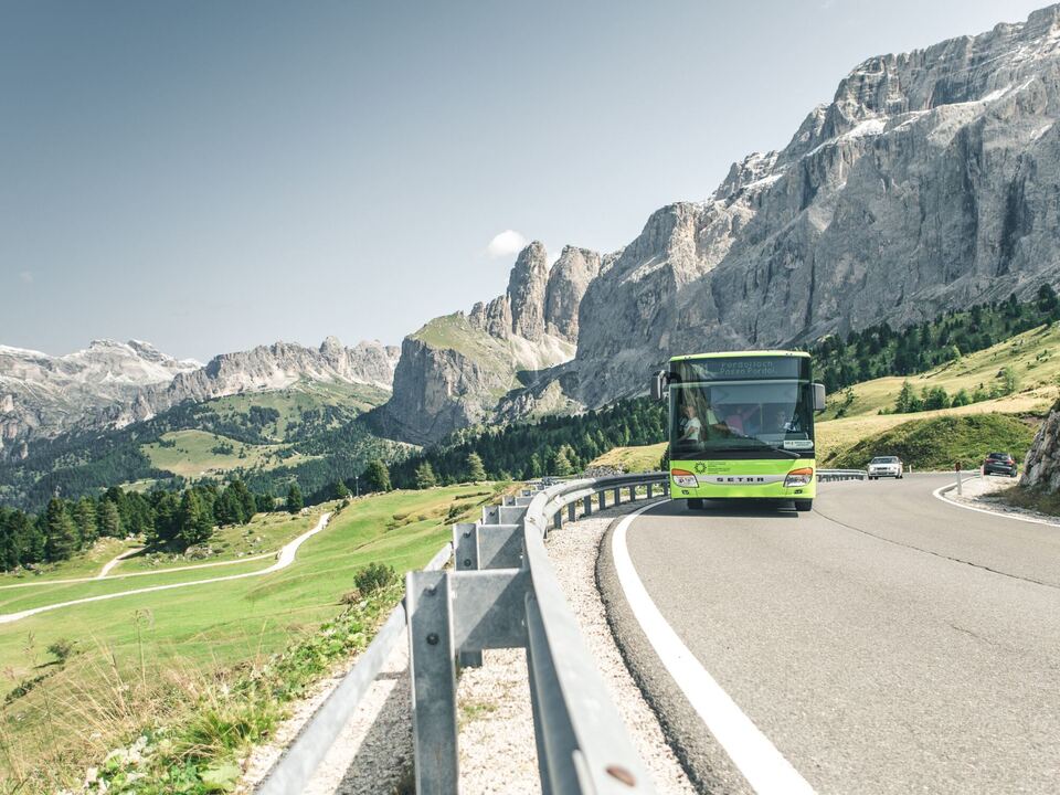 Über die Einführung einer Low-Emission-Zone sollen die Verkehrsströme auf den Dolomitenpässen optimal gelenkt und das Mobilitätsmanagement mit weiteren Maßnahmen verbessert werden.
