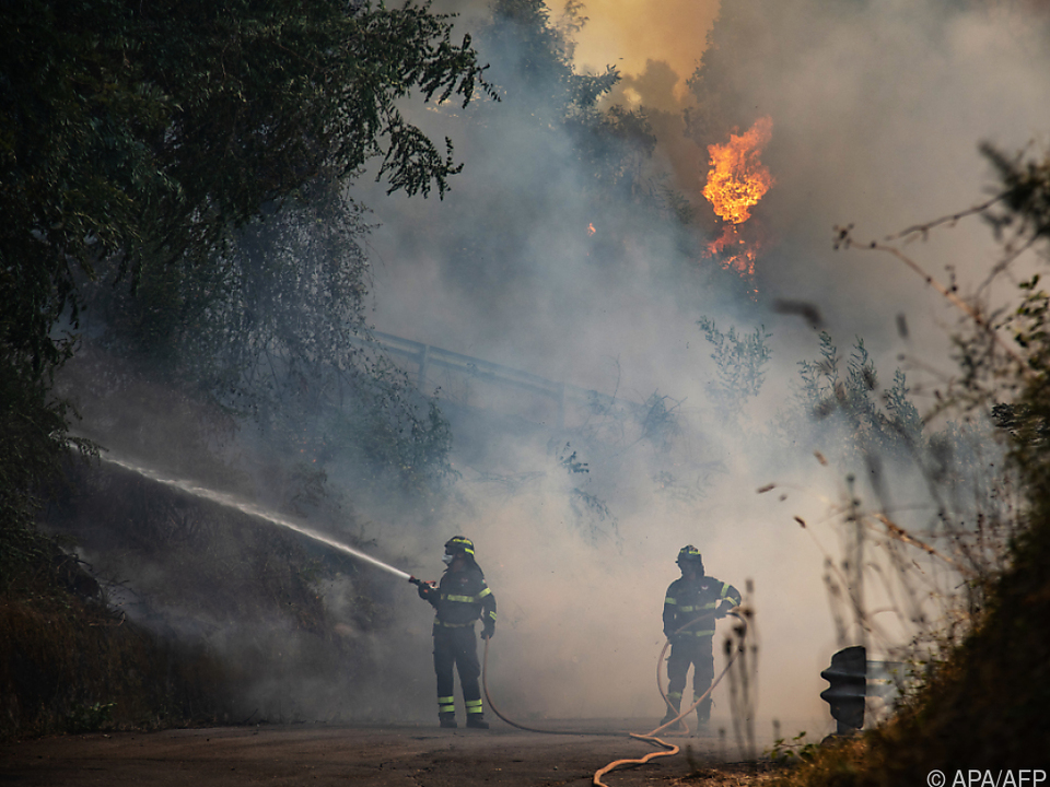In Italien wird verzweifelt gegen das Feuer gekämpft