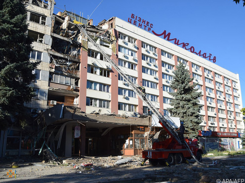 In südukrainischer Hafenstadt Mykolajiw wurde Hotel von Raketen getroffen