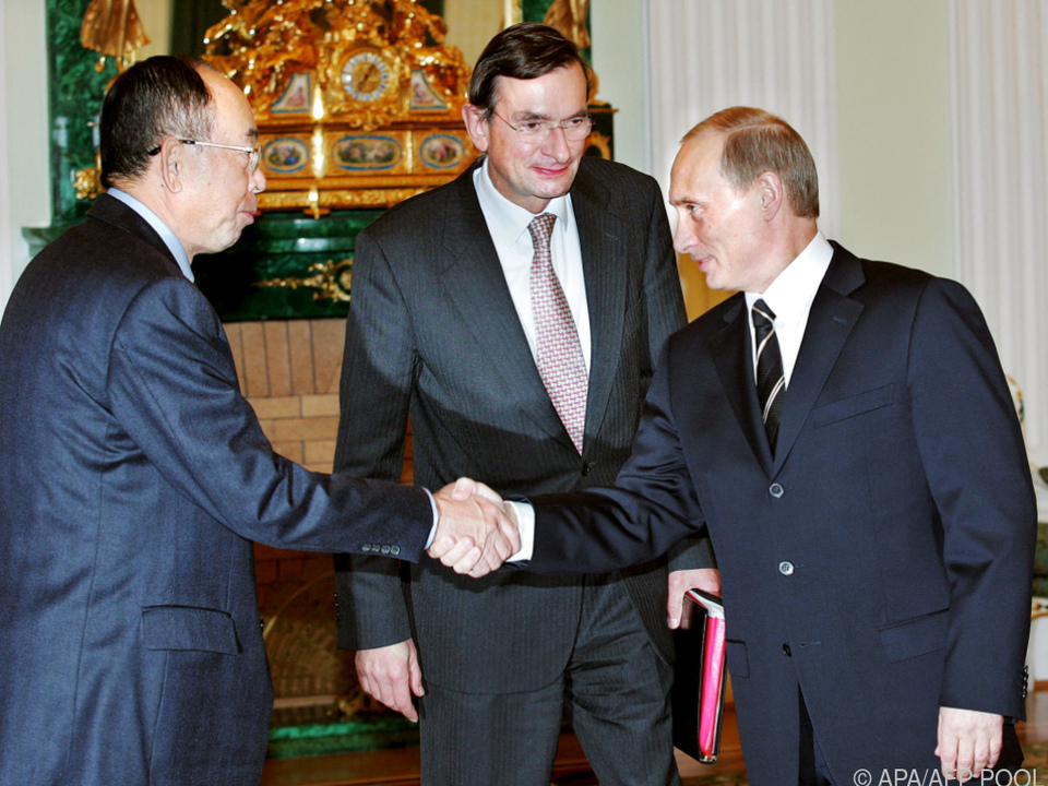Putin bei der Vertragsanpassung 2006 mit den Chefs von Mitsui (l.) und Shell (m.)