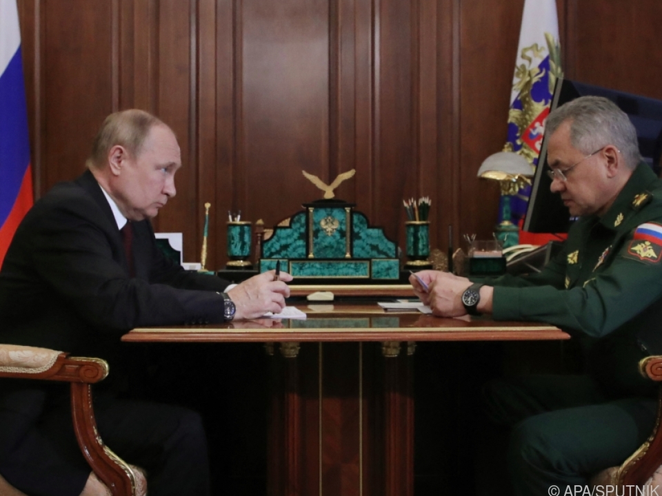 Russlands Präsident Putin und sein Verteidigungsminister Schoigu