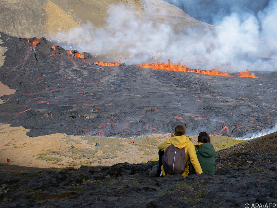 Beobachter nahe dem ausgebrochenen Vulkan in Island