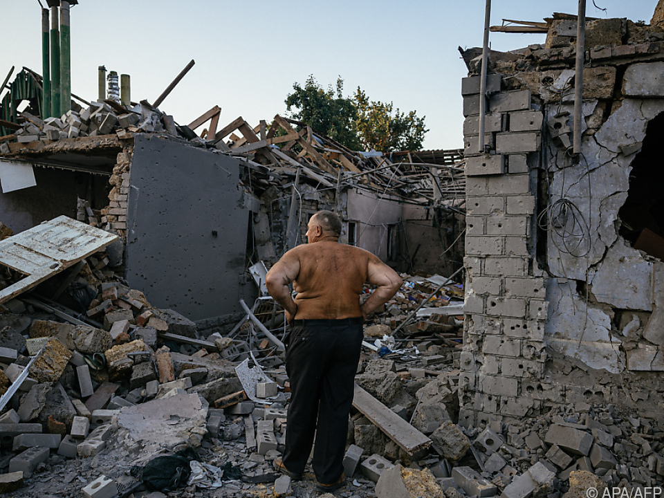Bewohner von Mykolajiw stehen vor den Trümmern ihrer Existenz