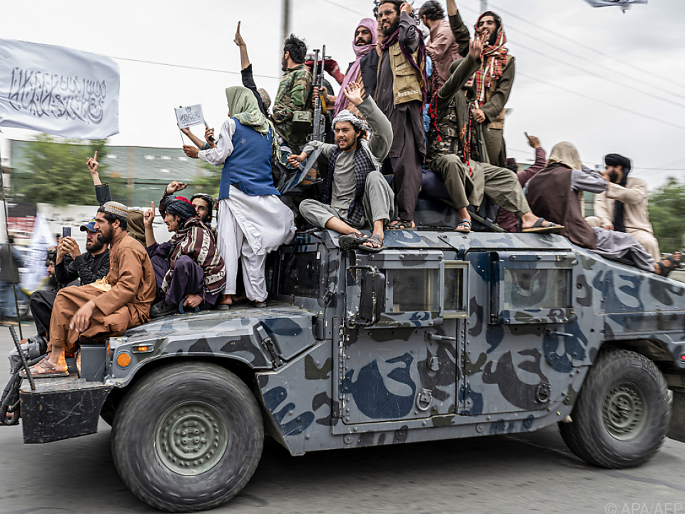 Die Taliban auf einem vom US-Militär zurückgelassenen Humvee