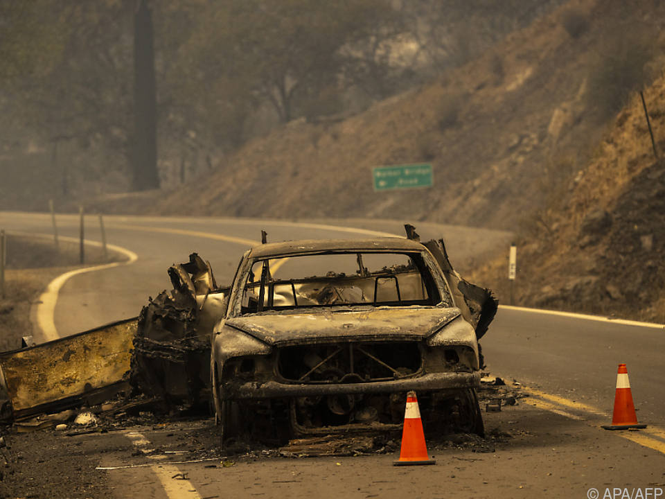 Ein ausgebranntes Auto beim Klamath National Forest