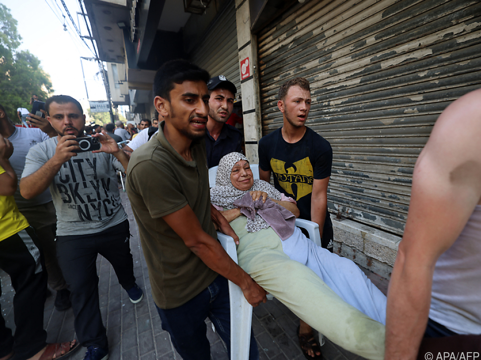 Eine verletzte Palästinenserin wird weggebracht