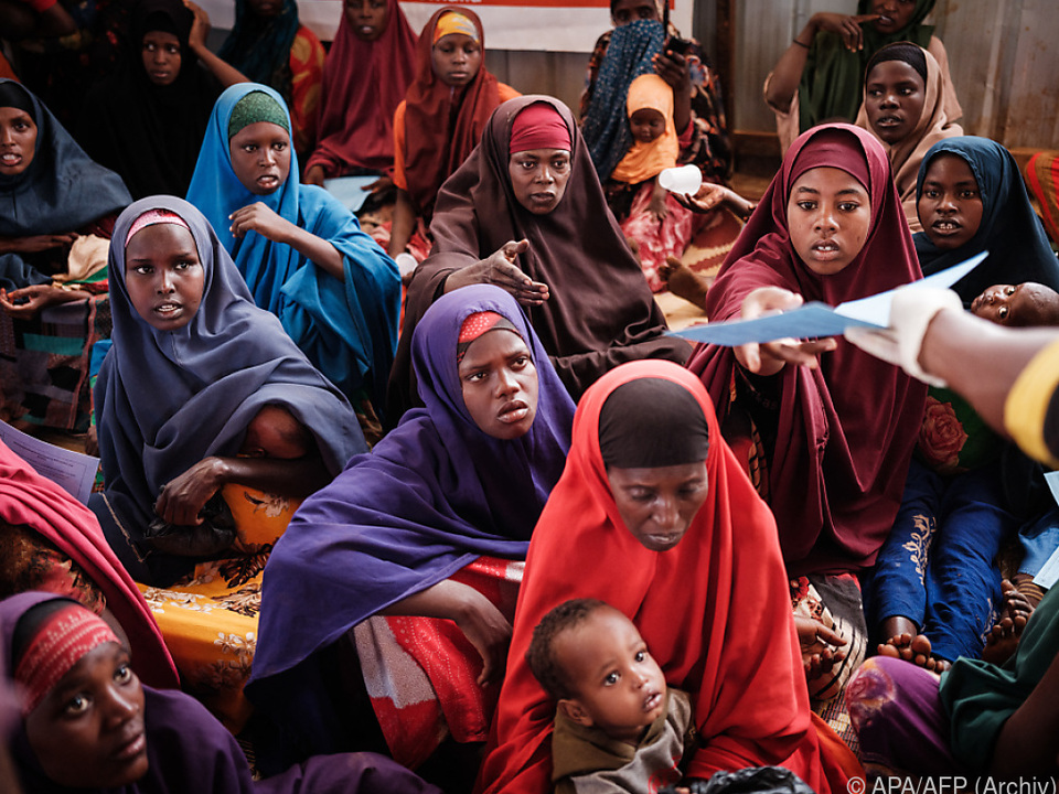 Geflüchtete Frauen warten in Somalia auf Ausgabe von Essen
