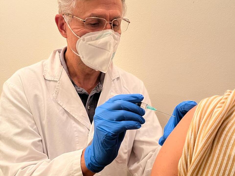 Foto: Dr. Giuliano Piccoliori verabreicht den Impfstoff gegen Herpes Zoster. Herpes Zoster_Dr. Piccoliori_Institut Allgemeinmedizin_ Bozen