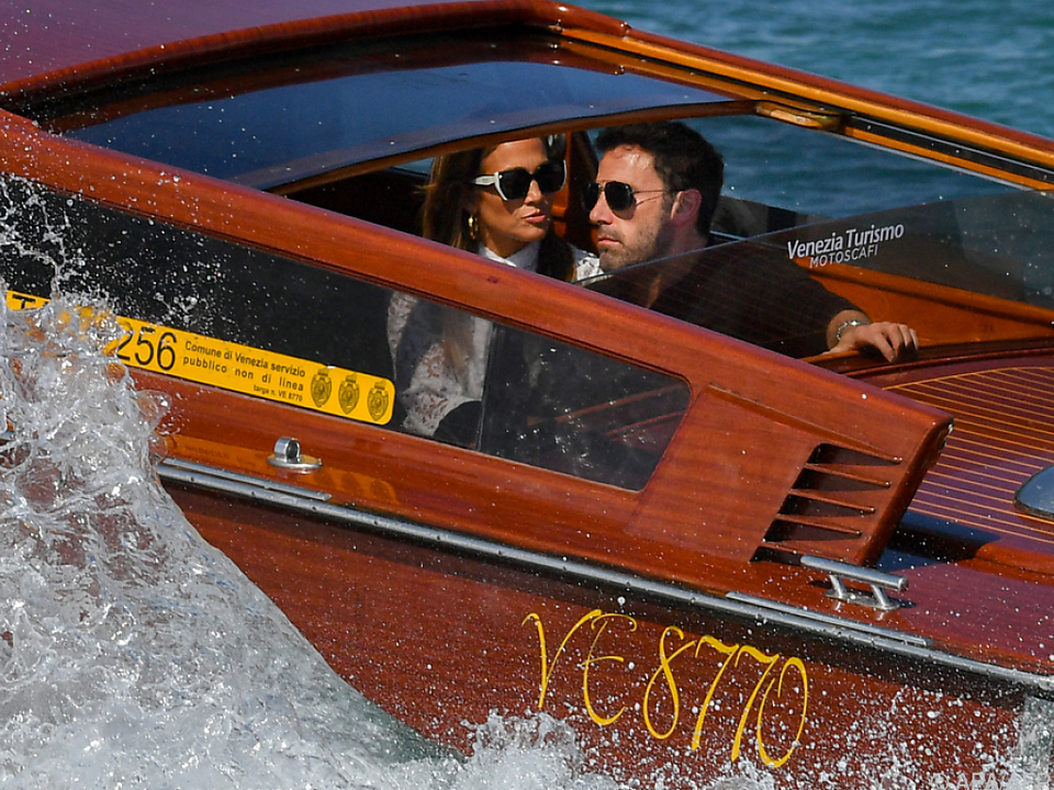 In Venedig reisen die Stars per Boot an: Affleck und Lopez 2021