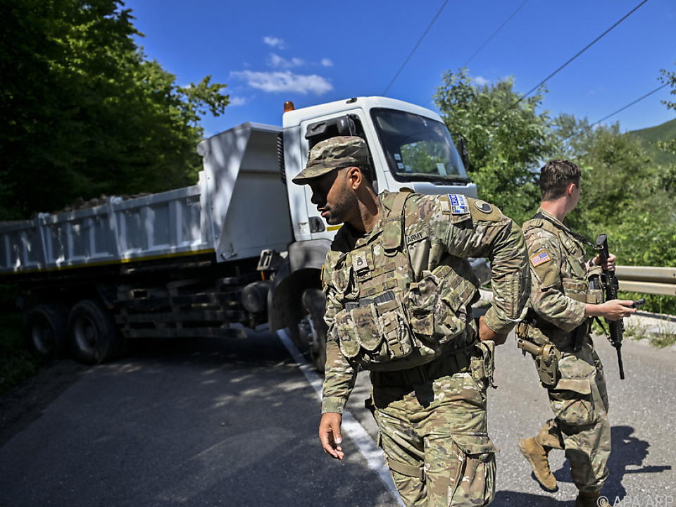 KFOR-Soldaten patrouillieren bei einer Straßenblockade bei Zubin Potok