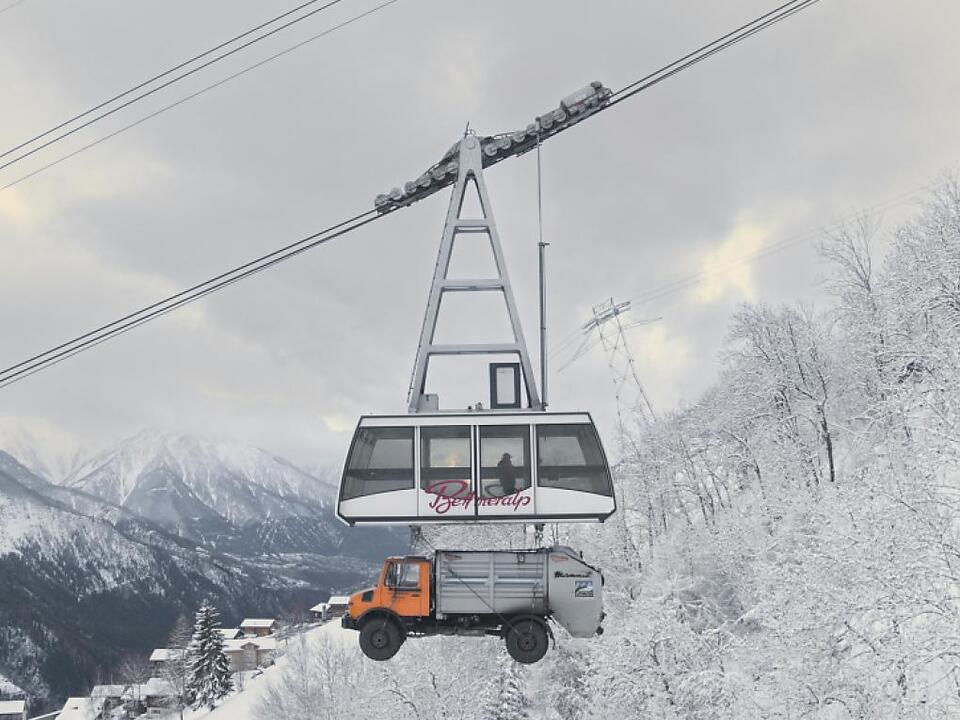 Mit Kreativität kommt auch ein Müllwagen in die Schweizer Berge