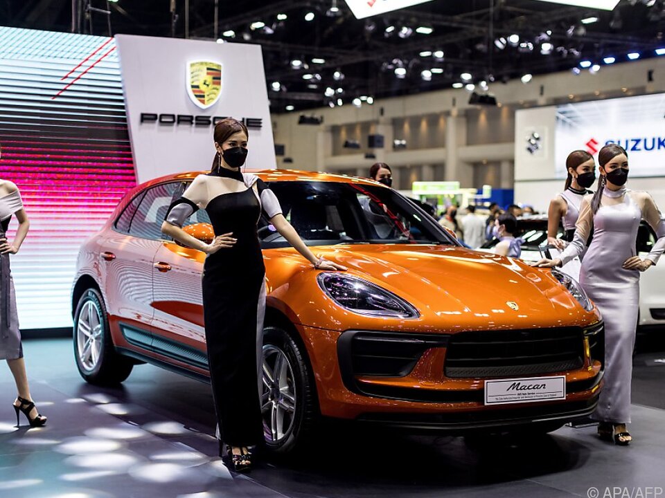 Models posieren bei Porsche Macan bei Ausstellung in Bangkok