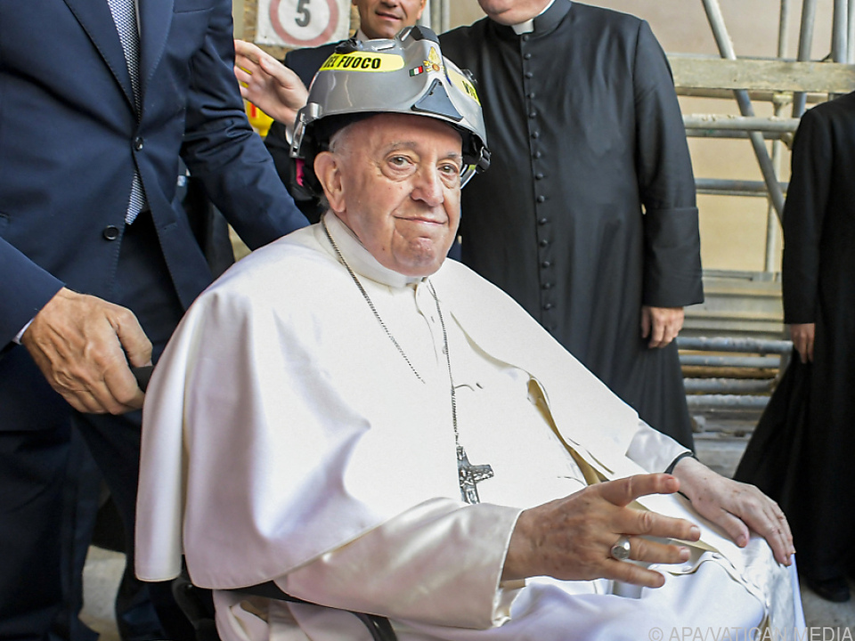 Papst trug zur Sicherheit einen Schutzhelm